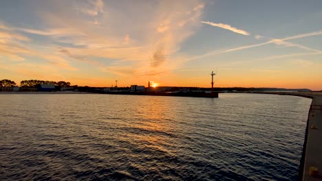 Goldene-Stunde-Sonnenaufgang-über-Der-Ostsee-Am-Eingang-Des-Hafens-Wladyswowo-In-Wladyswowo,-Polen