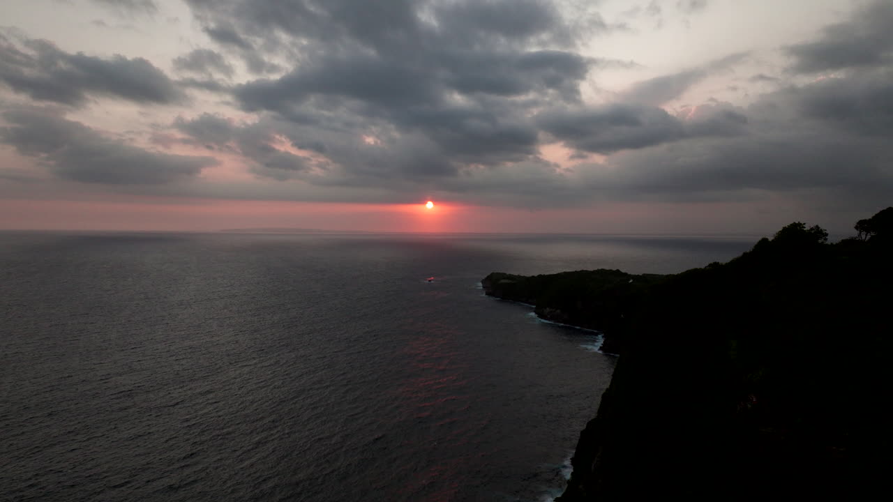 극적이고 기분이 좋지 않은 일몰