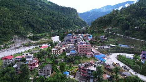 Atemberaubende-Sockelaufnahme-Der-Gebäude-Mit-Grünem-Baumhintergrund-Am-Berghang-Im-Dorf-Marpha-In-Nepal