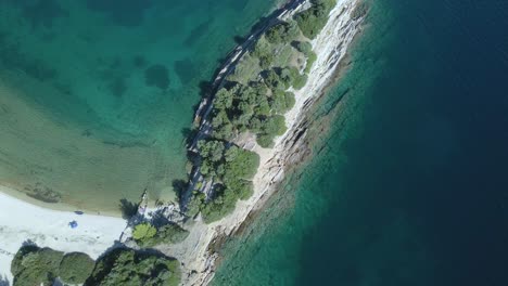 Overhead-4K-Drohnenclip-über-Einer-Felsformation-Im-Tropischen-Blauen-Wasser-Von-Toroni-In-Chalkidiki