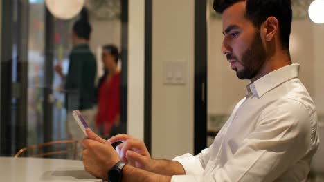ejecutivo masculino usando tableta digital en la oficina 4k