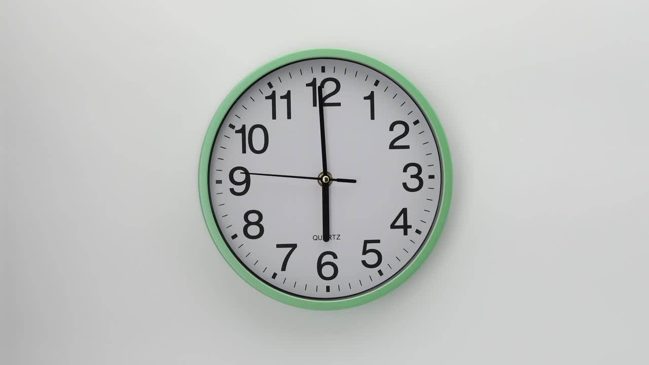 reloj de pared de cuarzo sobre un fondo blanco. uno de la serie de relojes de pared.