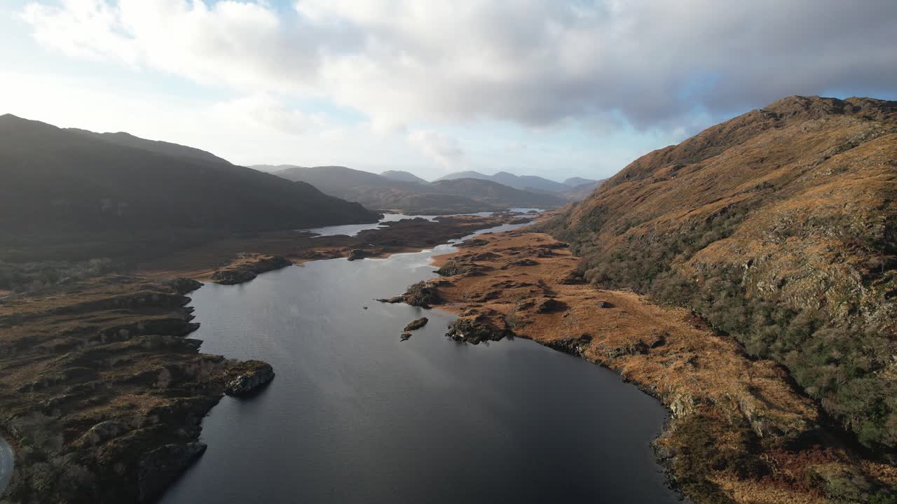 킬라니 국립공원, 호수 및 산을 보여주는 드론 비디오