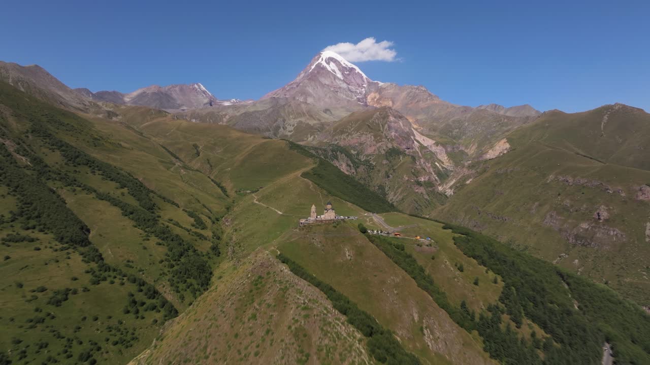 el increíble hiperlapso revela la iglesia de la trinidad de gergeti, en el monte kazbek.