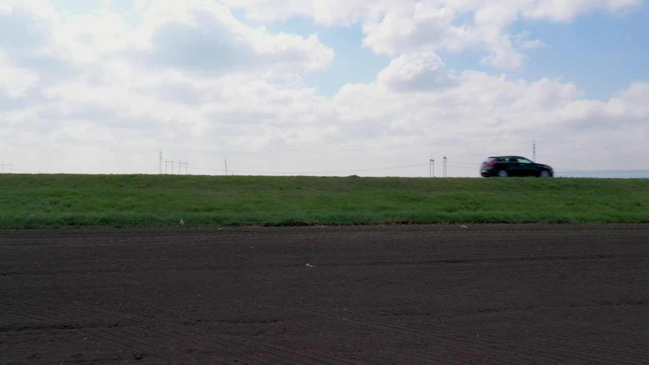 경작된 풍경을 통해 고속도로에서 자동차