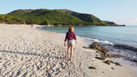 Mädchen-Zu-Fuß-Am-Strand-Von-Cala-Mesquida