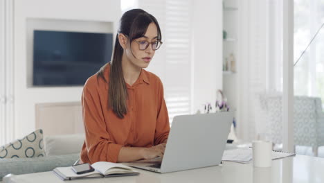 mujer de negocios leyendo un informe