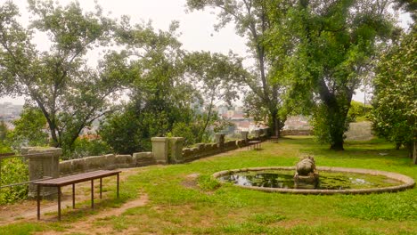 Toma-Panorámica-De-Las-Virtudes-Del-Parque-En-Un-Día-Soleado-En-Ponto,-Portugal