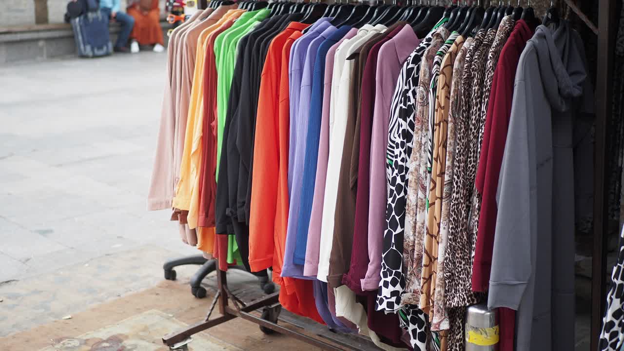 exhibición de ropa de colores en un mercado callejero