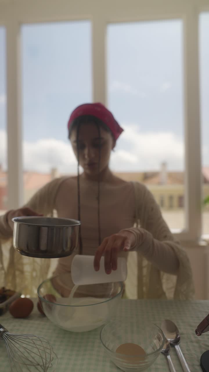 mujer cocinando en una cocina