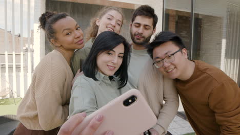 Eine-Nette-Gruppe-Von-Freunden-Macht-Ein-Selfie,-Während-Sie-Herumalbern-1