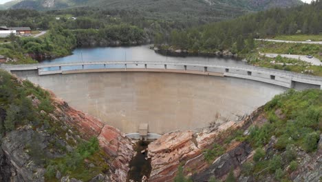 presa de sarvsfossen en la cuenca de otra en bykle, telemark, noruega