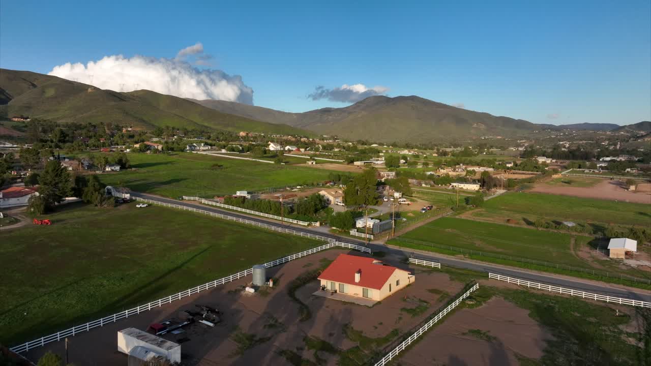 volando sobre el campo de california, estados unidos, casas, granjas y paisajes a la luz del sol de la hora dorada, vista aérea de drones
