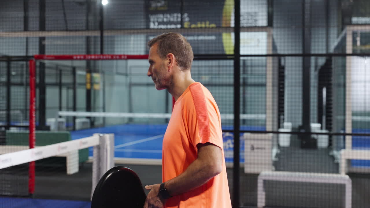 Padel-SpielerInnen geben sich nach einem Match die Hand