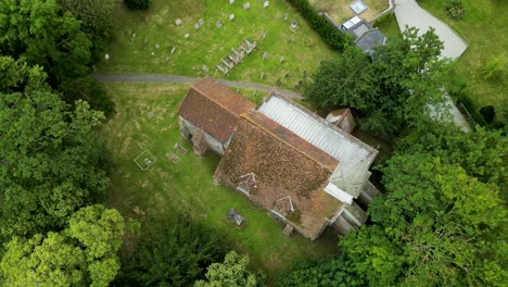 Un-Avión-No-Tripulado-De-Arriba-Hacia-Abajo-Sobrevuela-La-Iglesia-De-Todos-Los-Santos-En-West-Stourmouth