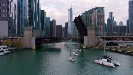 Luftaufnahme-Von-Chicago-Mit-Segelboot-Und-Brückenlift