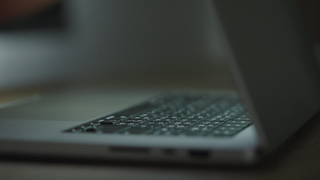 책상 사무실에서 키보드, 노트북 컴퓨터를 타이핑하는 사업가 여성의 가까운 손