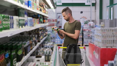 hombre comprando cerveza en un supermercado