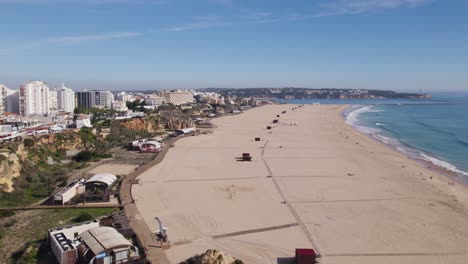 Großer-Leerer-Sandstrand-In-Portimao,-Portugal,-Lufttransportwagen-An-Sommertagen