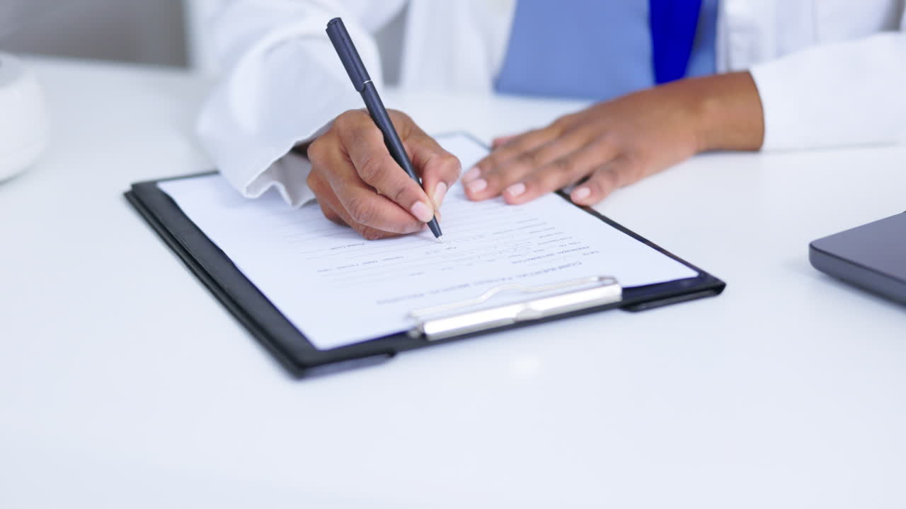 manos, lista de verificación y informe escrito por el médico