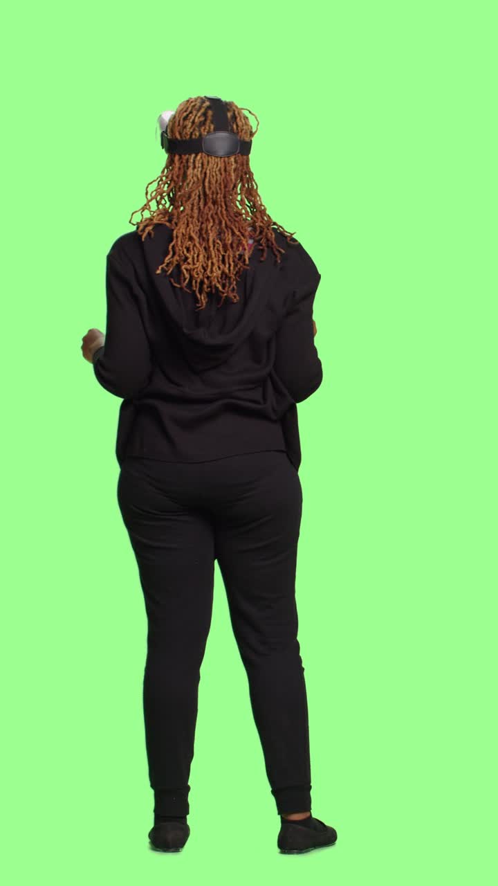 Vídeo vertical: pessoa moderna usando vr headset em tela verde de corpo inteiro