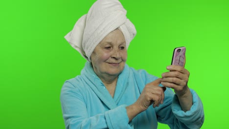 Abuela-Anciana-Después-De-La-Ducha.-Anciana-Haciendo-Selfies-Usando-Teléfono-Móvil