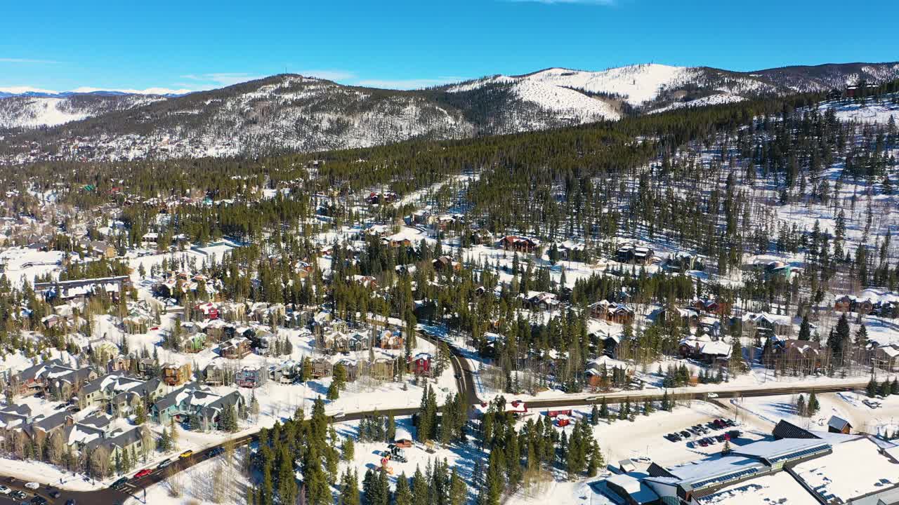 ciudad de montaña invernal cubierta de nieve blanca con autos conduciendo y viajando a través de un pequeño vecindario con un hermoso fondo al aire libre