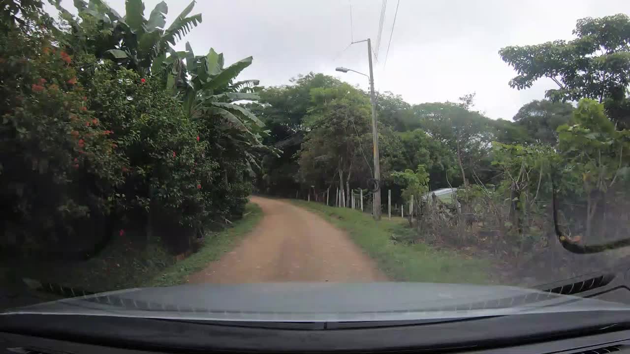 코스타리카 산맥의 도로를 달리는 차량의 시간 경과