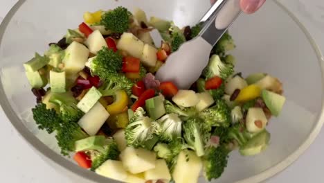 Ensalada-De-Brócoli-Mezclada-Con-Vegetales-Picados,-Frutas-Y-Nueces