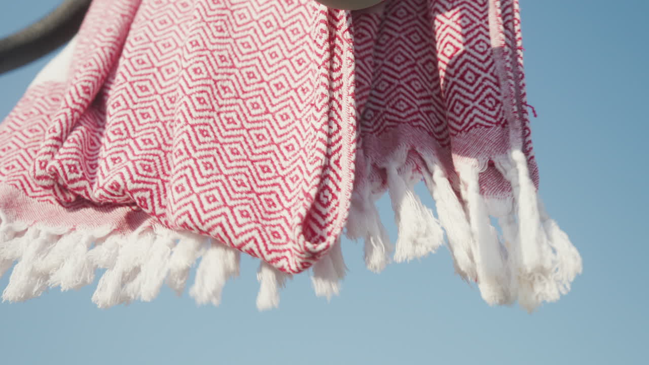 은 패턴의 수건이 은 날 바람에 불어오고 있습니다.