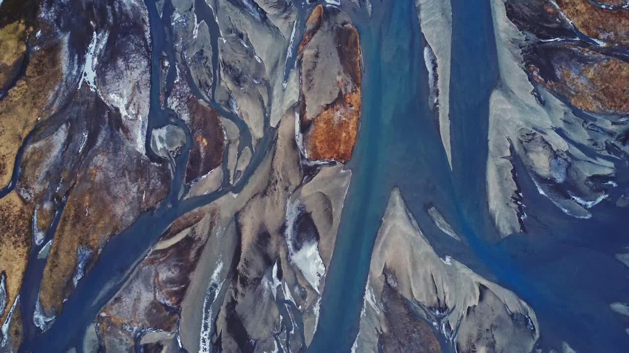 Banebrytende luftfoto av elvemunning i naturen