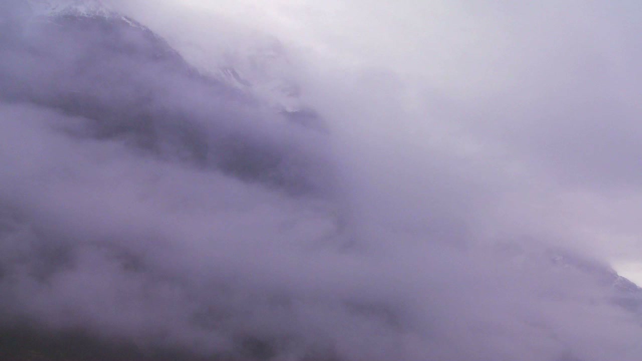 las nubes y la niebla revelan impresionantes montañas a lo largo de un fiordo en noruega