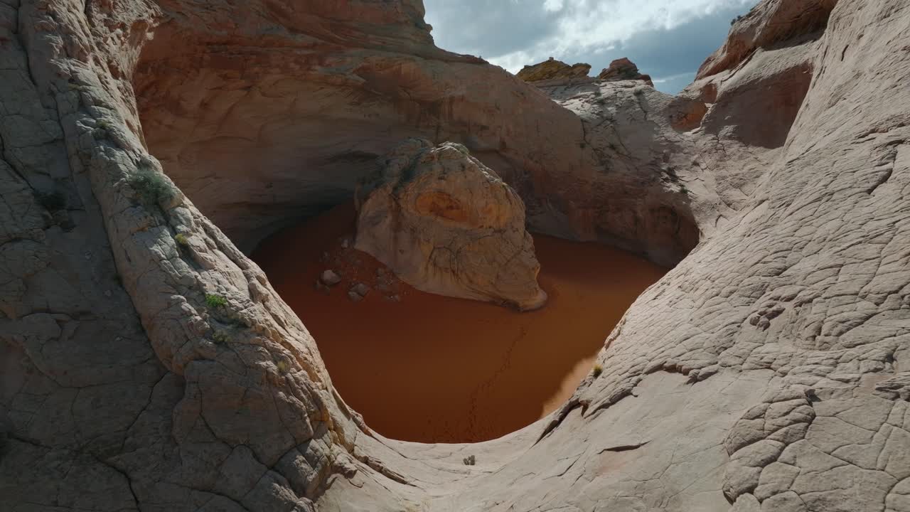 Cosmic Ashtray, bacino roccioso circolare con una pozza di sabbia arancione nel deserto remoto dello Utah, ripresa con drone