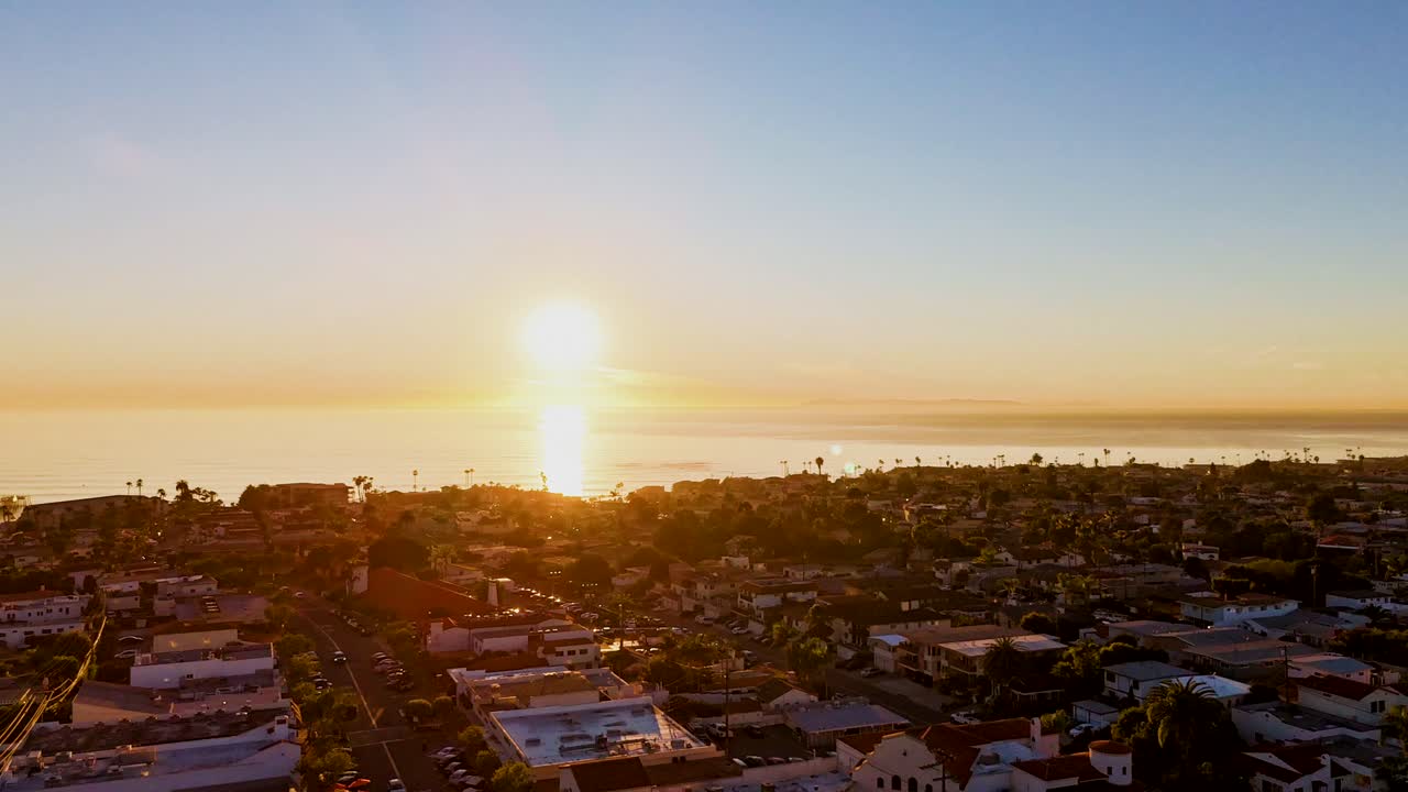 아름다운 일몰의 공중 하이퍼 스 (aerial hyperlapse of beautiful sunset) 캘리포니아 비치 타운 (california beach town) 위에서 태평양을 향해