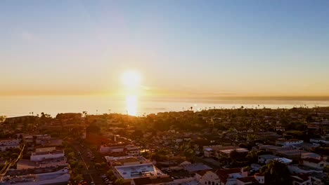 Hiperlapso-Aéreo-De-Una-Hermosa-Puesta-De-Sol-Sobre-La-Ciudad-Costera-De-California-Hacia-El-Océano-Pacífico