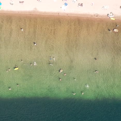 Die-Wasserfarbe-ändert-Sich,-Wenn-Sie-Von-Strand-Zu-Ufer-Fliegt