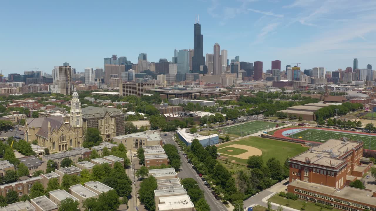 drone vuela sobre el barrio sur de chicago con la ciudad de fondo