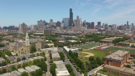 Drone-Vuela-Sobre-El-Barrio-Sur-De-Chicago-Con-La-Ciudad-De-Fondo