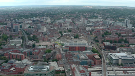 Un-Dron-Largo-Con-Plataforma-Rodante-Hacia-El-Centro-De-La-Ciudad-De-Nottingham