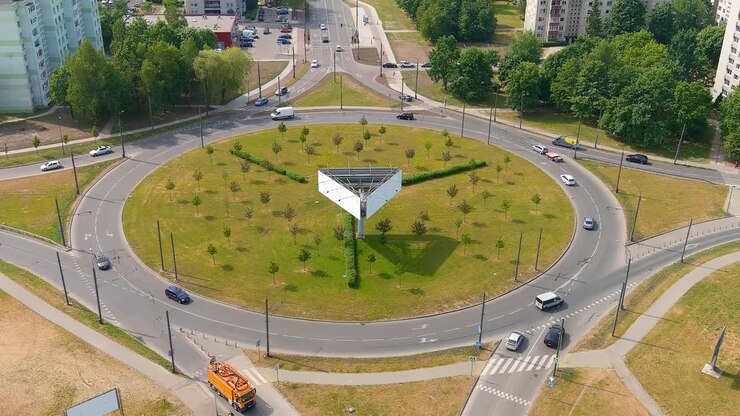 Enorme rotonda y edificios de apartamentos antiguos en Kaunas, vista aérea