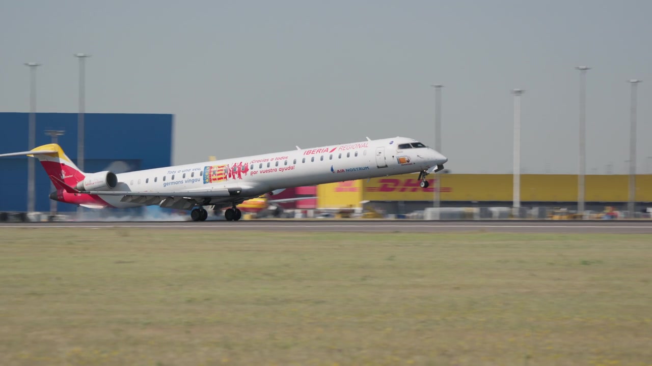 Aereo commerciale in atterraggio su pista aeroportuale