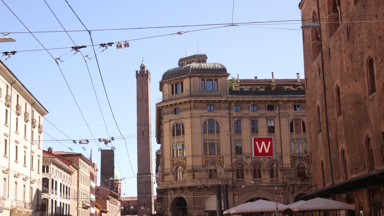 Torre de Asinelli towering over Bologna’s historic streetscape.