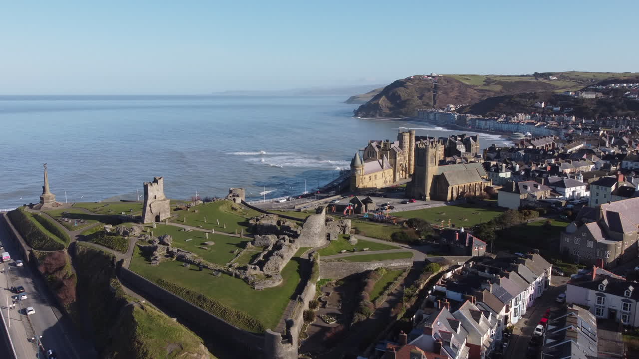 Una vista aerea della città gallese di Aberystwyth che mostra le rovine del castello e il lungomare.