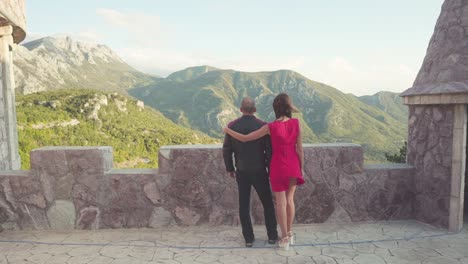 una pareja disfrutando de una vista de la montaña desde un mirador panorámico