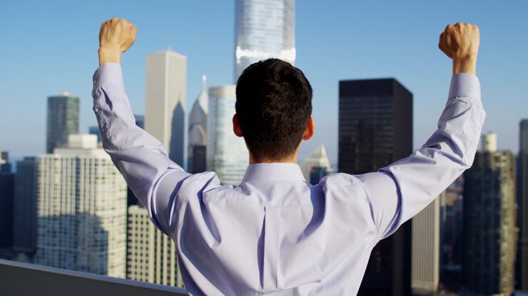 Uomo asiatico che celebra il successo negli affari con vista sullo skyline di Chicago