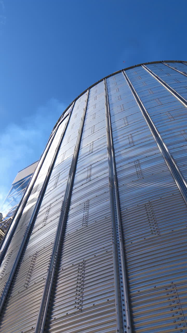 Silos de grano comerciales modernos. Edificio de elevador agrícola para el almacenamiento de grano