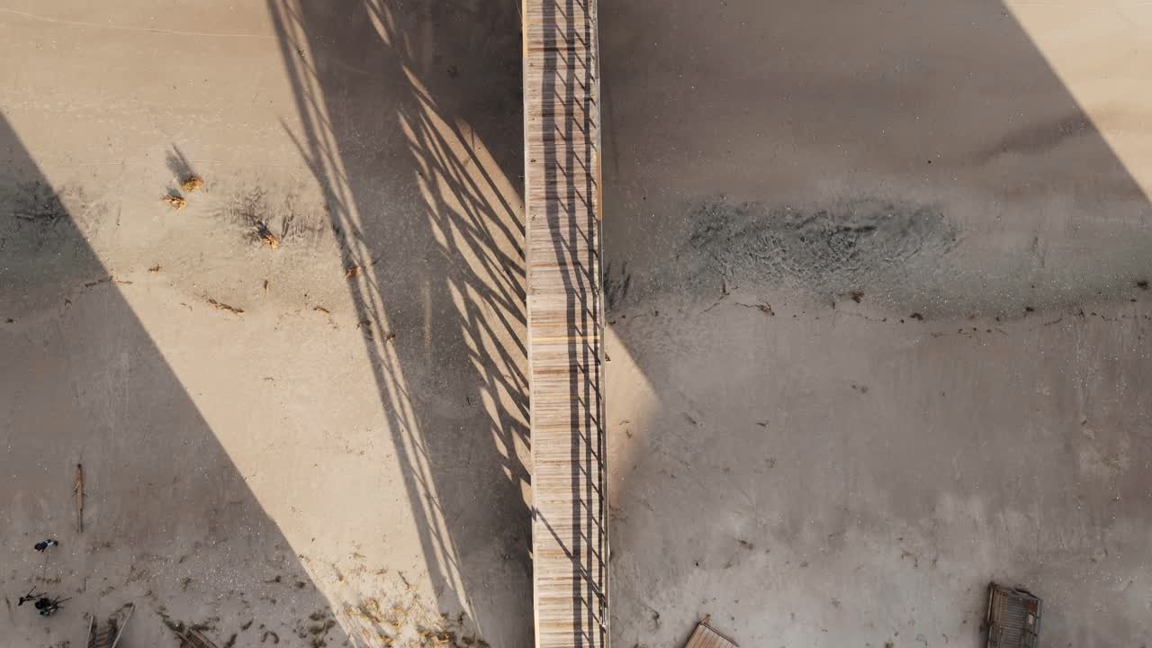 허리케인 이안으로 파괴된 폴리스 아일랜드 부두의 하향식 드론 샷