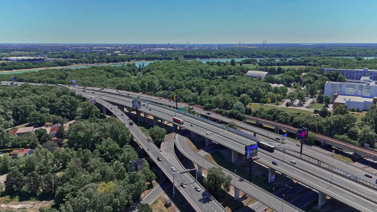 Pemandangan jalan tol dan lanskap kota dekat Bratislava, Slovakia di siang hari