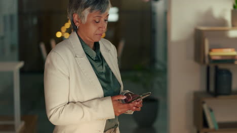 teléfono, negocios nocturnos y mujer mayor