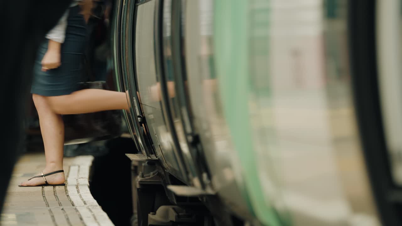 사람들이 통근 열차에서 내려오고 있습니다.